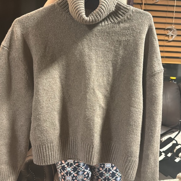 H & M sweater only worn once Size M - Picture 3 of 3